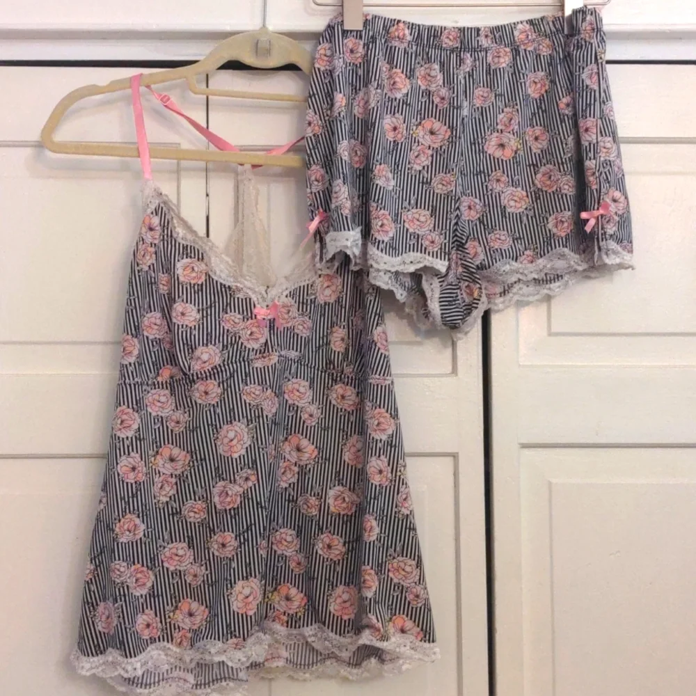 // DONATED ๐ 2/$7 Marilyn Monroe cami short stripped pajama set size L - Picture 1 of 12